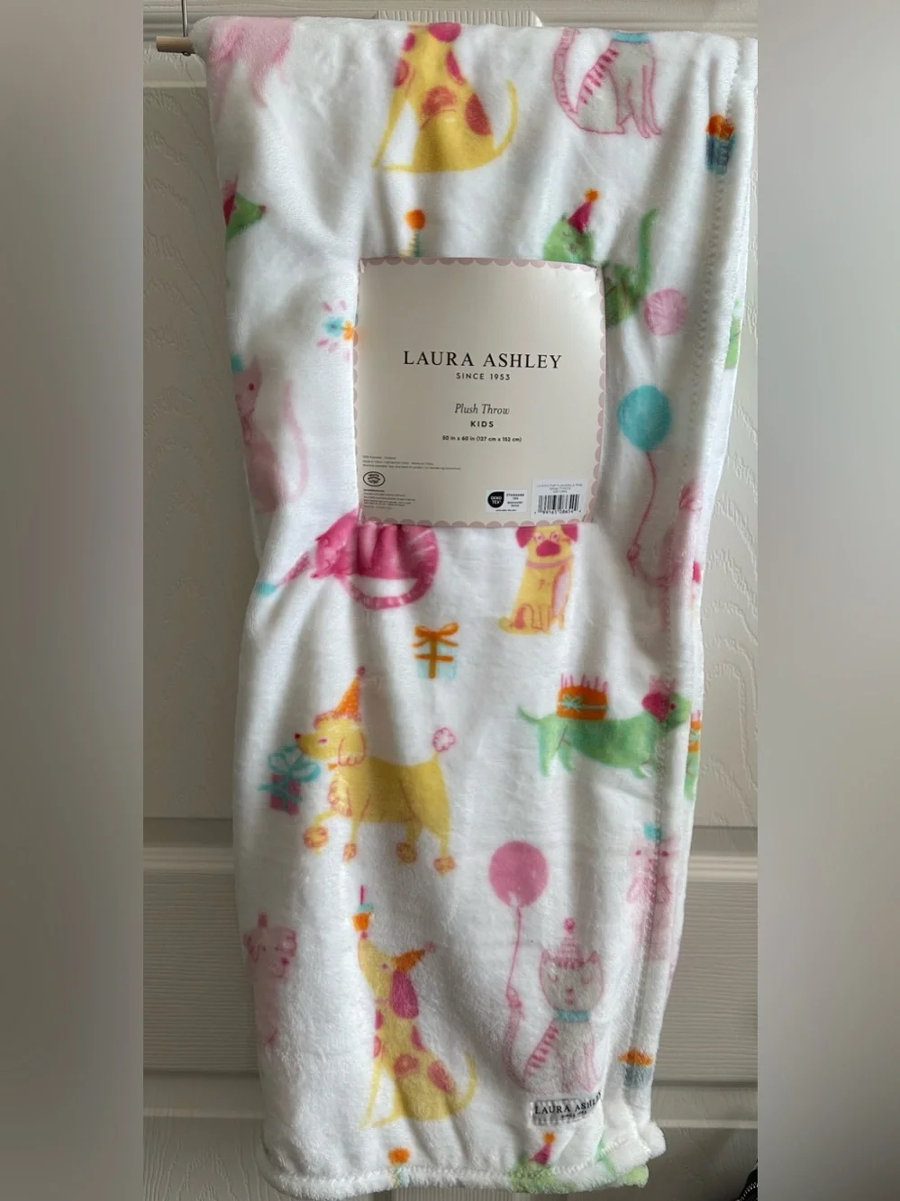 Blanket doggy happy birthday celebration white and multicolored 50x60” new